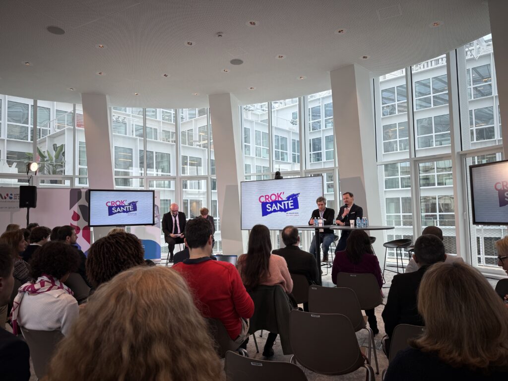 Plan large de la salle de conférence avec ses participants